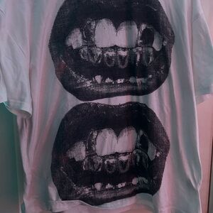 Graphic Tee with Bold Mouth Print size m